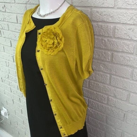 New York & Co Women Short Sleeve with Attached Rosette Detail Sweater Size M - Picture 4 of 10